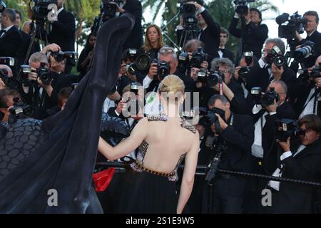 L'attrice Cate Blanchett e Toothless, il drago, partecipano alla prima di "How to Train Your Dragon 2" durante il 67° Festival Internazionale di Cannes al Palais des Festivals di Cannes, in Francia, il 16 maggio 2014 Foto Stock