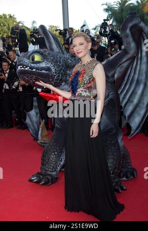 L'attrice Cate Blanchett e Toothless, il drago, partecipano alla prima di "How to Train Your Dragon 2" durante il 67° Festival Internazionale di Cannes al Palais des Festivals di Cannes, in Francia, il 16 maggio 2014 Foto Stock