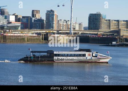 Thames Clippers Uber sul fiume Tamigi sotto il sole diurno. Londra - 3 gennaio 2025 Foto Stock