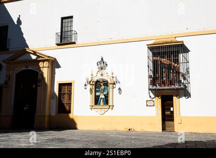 Retablo cerámico, Cristo de la Expiración y Virgen de las Aguas, obra de Antonio Morilla Galea de 1963. Fachada de la Capilla del Museo, Siviglia. Foto Stock