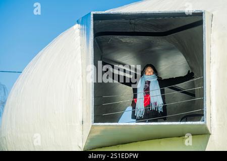 Le persone apprezzano il clima frizzante nella scultura del campo Oudolf che comprende il Padiglione Radić, progettato dall'architetto cileno Smiljan Radić, trasferito qui dopo la sua inaugurazione l'anno precedente come Padiglione Serpentine Gallery 2014. Il lavoro di Phyllida Barlow (1944 - 2023) prende il controllo di Hauser & Wirth Somerset in una celebrazione dell'approccio trasformativo dell'artista britannico alla scultura; in occasione del decimo anniversario della galleria. A cura di Frances Morris, «Phyllida Barlow. unscripted' riunisce anche una collezione di elementi distintivi dell'artista provenienti da diverse importanti installazioni Foto Stock