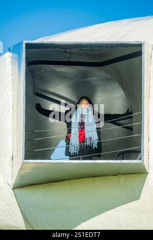 Le persone apprezzano il clima frizzante nella scultura del campo Oudolf che comprende il Padiglione Radić, progettato dall'architetto cileno Smiljan Radić, trasferito qui dopo la sua inaugurazione l'anno precedente come Padiglione Serpentine Gallery 2014. Il lavoro di Phyllida Barlow (1944 - 2023) prende il controllo di Hauser & Wirth Somerset in una celebrazione dell'approccio trasformativo dell'artista britannico alla scultura; in occasione del decimo anniversario della galleria. A cura di Frances Morris, «Phyllida Barlow. unscripted' riunisce anche una collezione di elementi distintivi dell'artista provenienti da diverse importanti installazioni Foto Stock