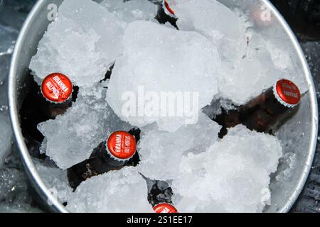 Minas Gerais, Brasile - 18 maggio 2024: Bottiglie di birra Brahma Chopp in un secchio con ghiaccio Foto Stock