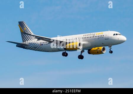 Aeropuerto de Gran Canaria, Gando. Avión de Línea Airbus A320 de la aerolínea de bajo coste Vueling Airlines aterrizando. Foto Stock