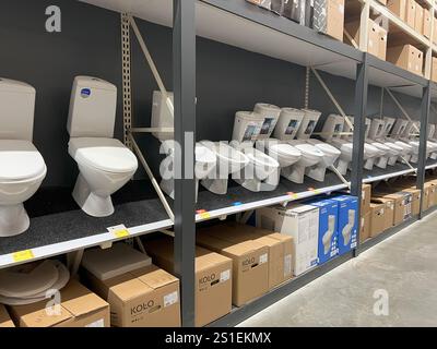 Kiev, Ucraina - 3 gennaio 2025: Una varietà di modelli di toilette contemporanei disposti su scaffali in uno showroom dedicato al bagno. L'immagine mostra va Foto Stock