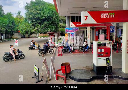 Dharmasraya, Sumatra occidentale, Indonesia. 1 gennaio 2025. Coda per automobilisti presso una stazione di servizio PT Pertamina a Dharmasraya, West Sumatra, Indonesia, il 1° gennaio 2025. PT Pertamina (Persero) ha aumentato il prezzo dell'olio combustibile non sovvenzionato (BBM) il 1o gennaio 2025. Ad esempio, il prezzo di Pertamax nella parte occidentale di Sumatra è aumentato a 13.050 IDR /litro. (Credit Image: © Adriana Adie/ZUMA Press Wire) SOLO PER USO EDITORIALE! Non per USO commerciale! Foto Stock