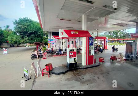 Dharmasraya, Sumatra occidentale, Indonesia. 1 gennaio 2025. Coda per automobilisti presso una stazione di servizio PT Pertamina a Dharmasraya, West Sumatra, Indonesia, il 1° gennaio 2025. PT Pertamina (Persero) ha aumentato il prezzo dell'olio combustibile non sovvenzionato (BBM) il 1o gennaio 2025. Ad esempio, il prezzo di Pertamax nella parte occidentale di Sumatra è aumentato a 13.050 IDR /litro. (Credit Image: © Adriana Adie/ZUMA Press Wire) SOLO PER USO EDITORIALE! Non per USO commerciale! Foto Stock