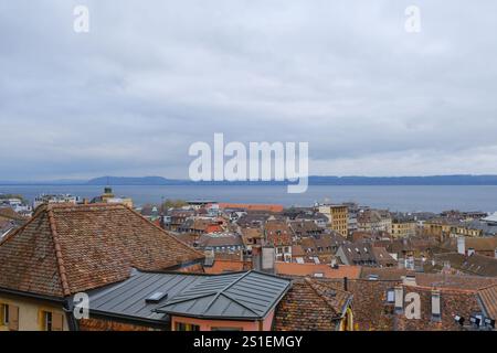Vista di Neuchatel e del lago da un punto di vista vicino alla Collegiata Church Foto Stock
