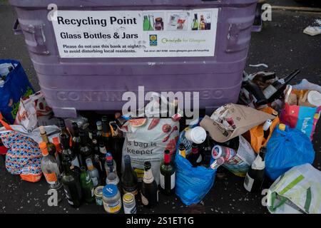 Nell'oscurità del crepuscolo a Pollokshields, a Glasgow, Scozia, 3 gennaio 2025. Foto Stock