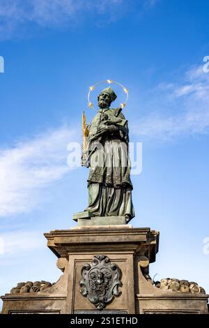 Statua in bronzo di San Giovanni di Nepomuk scultura all'aperto dello scultore Jan Brokoff sul Ponte Carlo, Praga, Repubblica Ceca Foto Stock