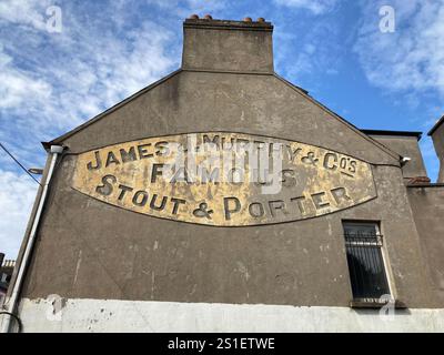 Edifici e strade a Cork, Irlanda. Iconico paesaggio irlandese con edifici e architettura famosi Foto Stock