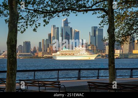 Skyline di New York con grattacieli Hudson Yards e navi da crociera di passaggio. Manhattan, Midtown West, dai moli di Hoboken River Park Foto Stock