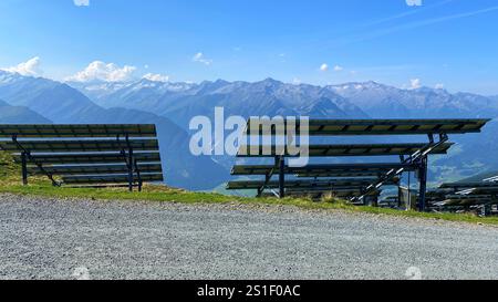 Pannelli solari sul monte Wildkogel. Alpi austriache, Europa. Foto Stock