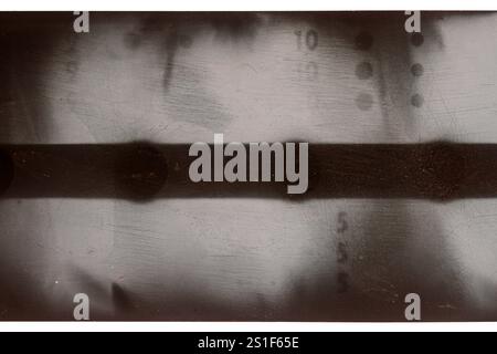 Pellicola negativa da 120 mm di colore grungy isolata su sfondo bianco. Pellicola di formato medio su sfondo bianco, segnaposto per foto retrò. Foto Stock