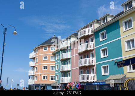 Aberystwyth Regno Unito - 2 agosto 2024; appartamenti e unità commerciali del King's Hall, all'angolo tra Marine Terrace e Terrace Road Aberyst Foto Stock