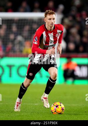 Sepp van den Berg di Brentford durante la partita di Premier League al Gtech Community Stadium di Londra. Data foto: Mercoledì 1 gennaio 2025. Foto Stock