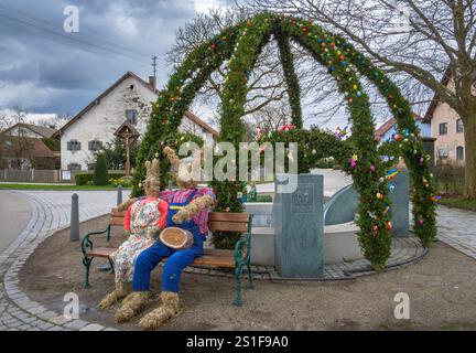 Fontana del villaggio decorata in modo tradizionale, fontana di Pasqua a Ettringen, Unterallgäu, Svevia, Baviera, Germania Foto Stock