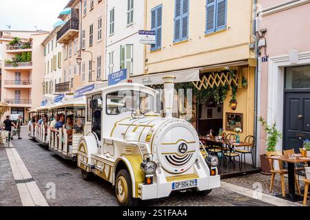 Cannes Francia, Provence Alpes Cote d'Azur, le Suquet, Rue Louis Perrissol, uomini, donne, visitatori e passeggeri, treno turistico bianco, le Petit Train de Cann Foto Stock