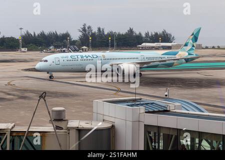 Internationaler Flughafen Phuket mit Flugzeug. REGISTRIERUNG: A6-BMH, ETIHAD AIRWAYS, BOEING 787-10 DREAMLINER. // 01.12.2024: Patong, Kathu, Insel pH Foto Stock