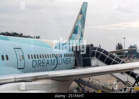 Internationaler Flughafen Phuket mit Flugzeug. REGISTRIERUNG: A6-BMH, ETIHAD AIRWAYS, BOEING 787-10 DREAMLINER. // 01.12.2024: Patong, Kathu, Insel pH Foto Stock