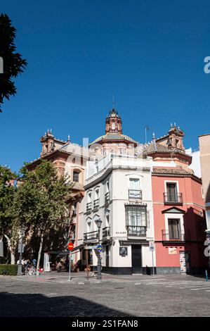 Siviglia, una strada tipica della città vecchia o casco Antigua, Iglesia de Santa Magdalena sullo sfondo, Andalusia, Spagna Foto Stock