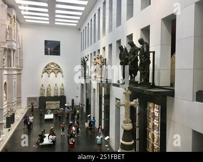 Firenze, Italia - 3 settembre 2018: Vista interna del Museo dell'Opera del Duomo di Firenze, con i visitatori immersi intorno all'arte Foto Stock