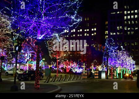 Luci e decorazioni natalizie sulla piazza pubblica nel centro di Cleveland, Ohio, dicembre 2024 Foto Stock