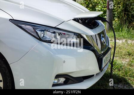 GRAFENEGG, KAMP, AUSTRIA - 1° AGOSTO 2021: Ricarica di auto elettriche Nissan Leaf con caricabatterie CA lento Foto Stock