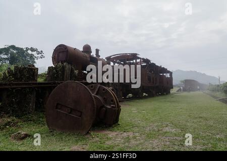 Santo Andre, SP, Brasile. 12 ottobre 2013. Una vista di un vecchio freno arrugginito, localmente conosciuto come 'Locobreque' (locomotiva del freno), in mostra presso il deposito ferroviario di battuta d'arresto, nella parte inferiore 'parte Baixa' del villaggio ferroviario di Paranapiacaba, localmente conosciuto come 'Vila ferroviaria de Paranapiacaba', a Santo Andre, SP, Brasile. Foto Stock