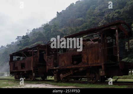 Santo Andre, SP, Brasile. 12 ottobre 2013. Una vista di una vecchia localita' arrugginita, localmente conosciuta come 'Locobreque' (locomotiva del freno), in mostra nella parte inferiore 'parte Baixa' del villaggio ferroviario di Paranapiacaba, localmente conosciuta come 'Vila ferroviaria de Paranapiacaba', a Santo Andre, SP, Brasile. Foto Stock