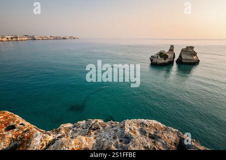 Le due Sorelle al largo della costa di Torre dell'Orso in Salento, Puglia, Italia Foto Stock