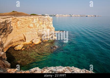 Scogliera vicino a Torre dell'Orso nel Salento, Puglia, Italia Foto Stock
