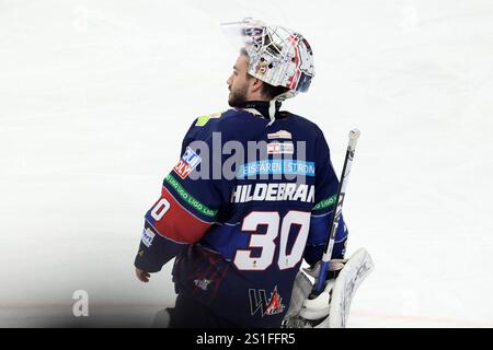 Berlino, Germania. 3 gennaio 2025. 03.01.2025, Uber-Arena, Berlino, DEU, DEL, EBL, Eisbaeren vs. Iserlohn Roosters, im Bild Jake Hildebrand (Eisbaeren Berlin #30), foto: Juergen Engler/nordphoto GmbH/dpa/Alamy Live News Foto Stock