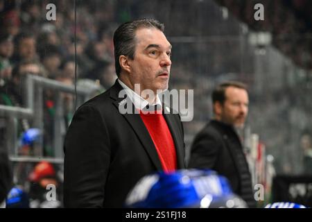 Augusta, Germania. 3 gennaio 2025. im Bild Larry MITCHELL Headcoach Augsburger Panther/Freisteller/Einzelfoto/DEL: Augsburger Panther - Nuernberg Ice Tigers, Curt Frenzel Stadion AM 03.01.2025 crediti: dpa/Alamy Live News Foto Stock