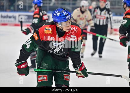 Augusta, Germania. 3 gennaio 2025. im Bild Anrei HAKULINEN (Augsburger Panther #94)/Schmerzverzerrt/DEL: Augsburger Panther - Nuernberg Ice Tigers, Curt Frenzel Stadion AM 03.01.2025 crediti: dpa/Alamy Live News Foto Stock