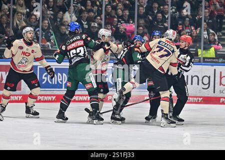 Augusta, Germania. 3 gennaio 2025. ein heisses Duell zwischen Augsburg und Nuernberg/Fight/kampf/DEL: Augsburger Panther - Nuernberg Ice Tigers, Curt Frenzel Stadion AM 03.01.2025 crediti: dpa/Alamy Live News Foto Stock