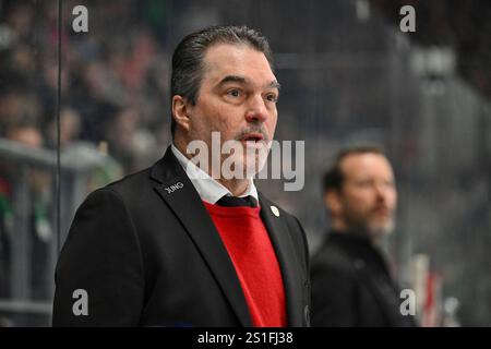 Augusta, Germania. 3 gennaio 2025. im Bild Larry MITCHELL Headcoach Augsburger Panther/Freisteller/Einzelfoto/DEL: Augsburger Panther - Nuernberg Ice Tigers, Curt Frenzel Stadion AM 03.01.2025 crediti: dpa/Alamy Live News Foto Stock