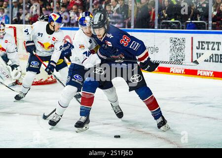 Germania. 3 gennaio 2025. Eishockey Penny-DEL 33.Spieltag Koelner Haie - EHC Red Bull Muenchen am 03.01.2025 in der Lanxess Arena a Koeln Les Lancaster ( Muenchen ), links - Tim Wohlgemuth ( Koeln ), rechts Gemaess den Vorgaben der DEL Deutsche Eishockey Liga ist die Publikation und Weiterverwertung der Aufnahmen in elektronischaen Mediessahren Endzen en en en en en en en en en en en en waefnahmen. Foto: Revierfoto credito: ddp media GmbH/Alamy Live News Foto Stock