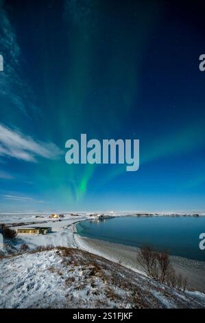 Aurora boreale o aurora boreale l'incredibile meraviglia della natura nei cieli spettacolari dell'Islanda. Paesaggio notturno con la luce verde e il bianco Foto Stock