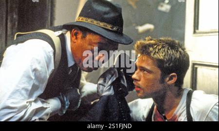 SETTE film del 1995 New Line Cinema con Brad Pitt a destra e Morgan Freeman Foto Stock