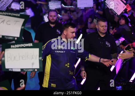 Alexandra Palace, Londra, Regno Unito. 3 gennaio 2025. 2024/25 PDC Paddy Power World Darts Championships Final Day 16; Luke Littler che cammina verso il palco Credit: Action Plus Sports/Alamy Live News Foto Stock