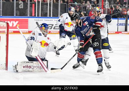 Eishockey DEL - 24/25 - 19. Spieltag: Kölner Haie vs EHC Red Bull München AM 03.01.2025in der LANXESS arena in Köln Save von Münchens Torhüter Matthias Niederberger (Nr.35) gegen Kölns Joshua Currie (Nr.18) foto: Osnapix Foto Stock