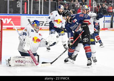 Eishockey DEL - 24/25 - 19. Spieltag: Kölner Haie vs EHC Red Bull München AM 03.01.2025in der LANXESS arena in Köln Save von Münchens Torhüter Matthias Niederberger (Nr.35) gegen Kölns Joshua Currie (Nr.18) foto: Osnapix Foto Stock