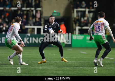 Newcastle, GBR. 21 dicembre 2024. Adam Radwan dei Newcastle Falcons affronta la difesa dei Quins durante il Gallagher Premiership match tra Newcastle Falcons e Harlequins a Kingston Park, Newcastle, venerdì 3 gennaio 2025. (Foto: Chris Lishman | mi News) crediti: MI News & Sport /Alamy Live News Foto Stock