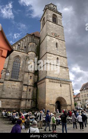 Edificio tardo gotico di San Giorgio, turisti nella caffetteria di fronte, Weinmarkt, Dinkelsbuehl, Baviera, Germania, Europa Foto Stock