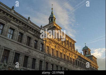 Vista dettagliata della facciata dello storico municipio Wolf alla luce della sera, Norimberga, Franconia media, Baviera, Germania, Europa Foto Stock