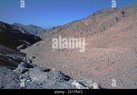 Sharia Pass, Sharm El Sheikh si trova a sud, dietro il filo spinato ci sono ancora miniere, Penisola del Sinai, Egitto, settembre 1989, vintage, retrò, vecchio Foto Stock