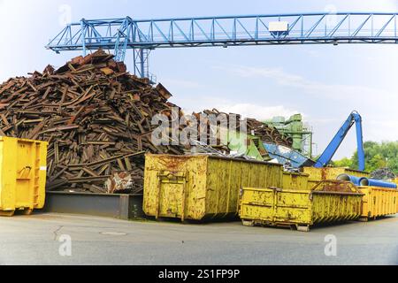 Sito di un deposito di rottami con container e gru Foto Stock