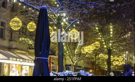 GIESSEN Germania DICEMBRE 2017: Luci natalizie tradizionali in una zona pedonale Foto Stock