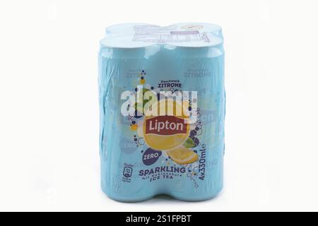 WETZLAR, Germania 2022-07-14: TÈ DI GHIACCIO LIPTON in scatola. Bevanda a base di tè ghiacciato Lipton in una lattina isolata su sfondo bianco. Lipton Ice Tea è un marchio venduto da Lipt Foto Stock